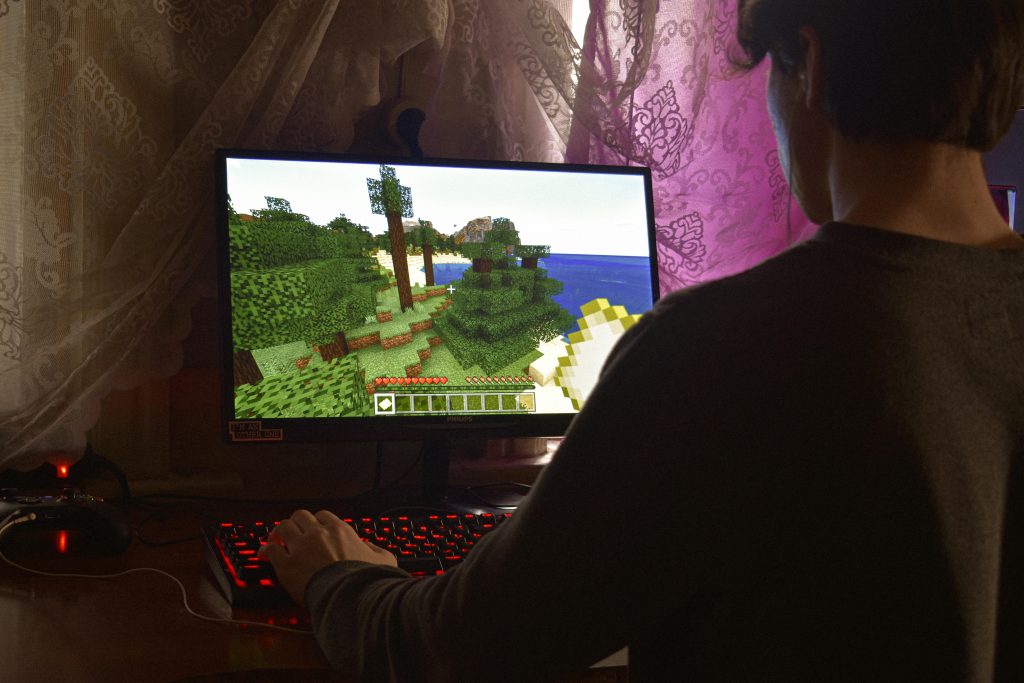 Minecraft oynayan bir yetişkin (yerseniz)